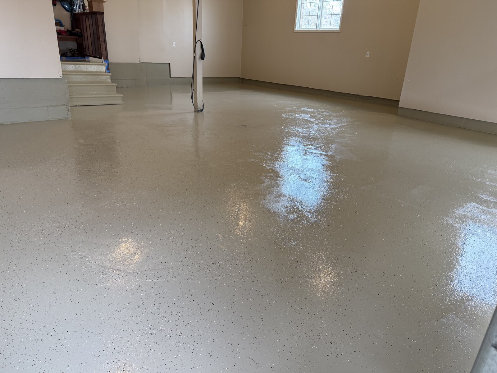 Final view of the glossy floor around the central support and entry steps.